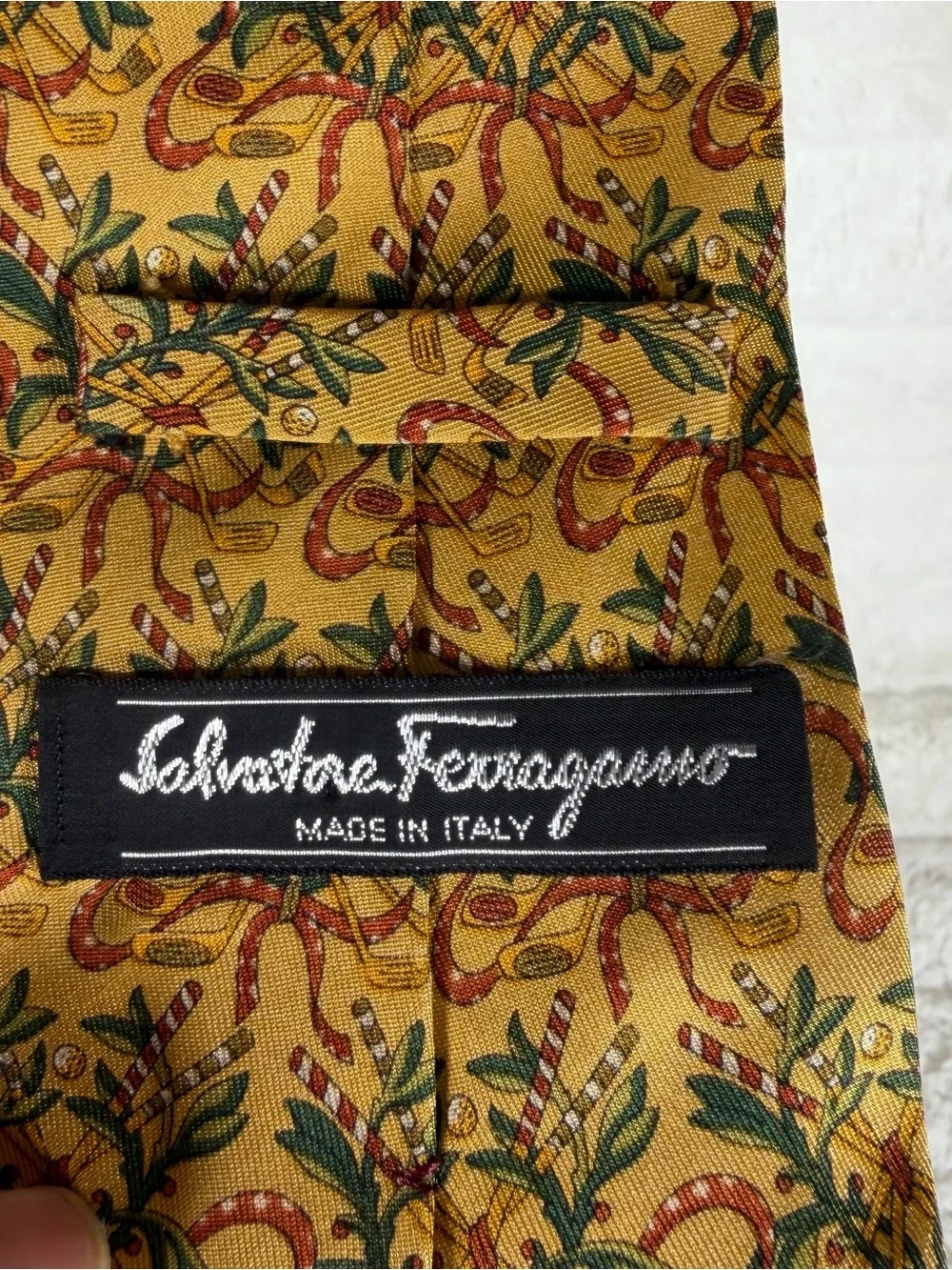 salvatore ferragamo Tie golf and ribbon motif with green foliage festive